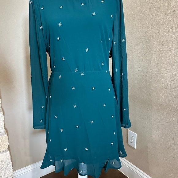 HONEY PUNCH BACKLESS LONG SLEEVE DRESS IN A BEAUTIFUL PEACOCK GREEN - Picture 4 of 8